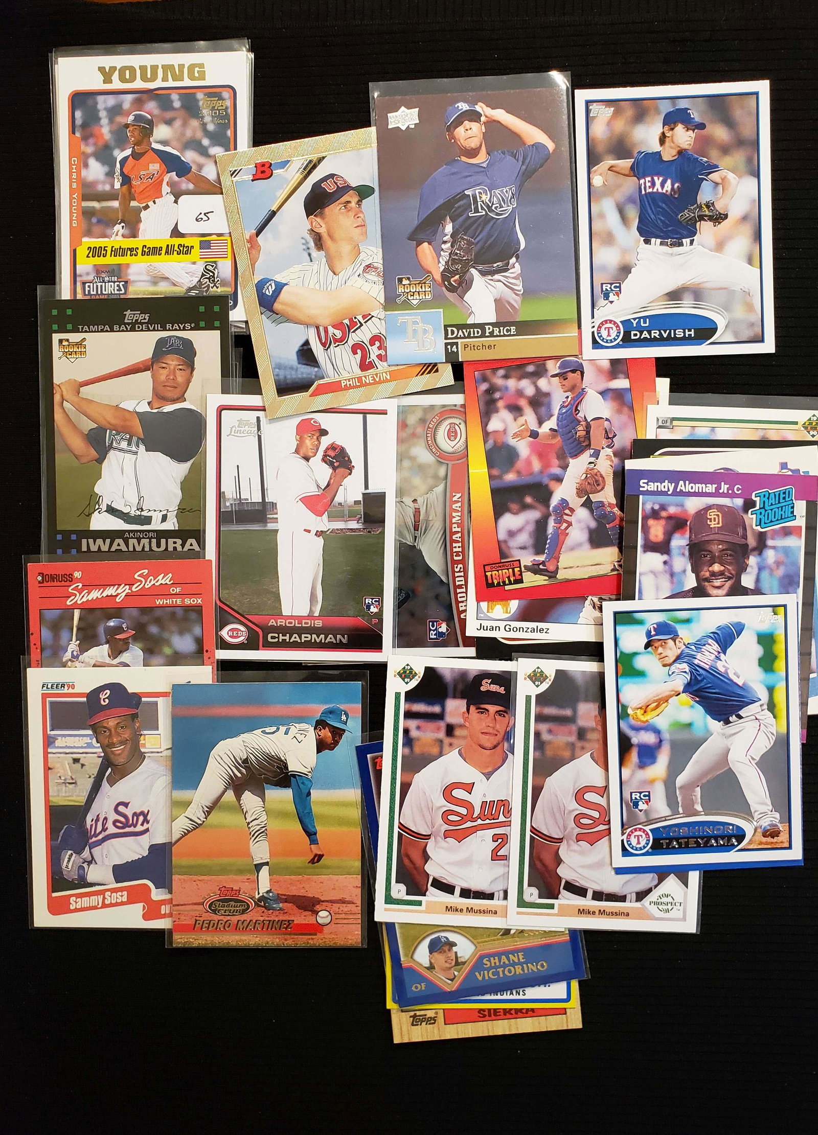 LOT OF 20 BETTER ROOKIE BASEBALL CARDS: MIKE MUSSINA BALT, ARDOLIS CHAPMAN, SAMMY SOSA, PEDRO MARTINEZ, LARRY WALKER, DAVID PRICE