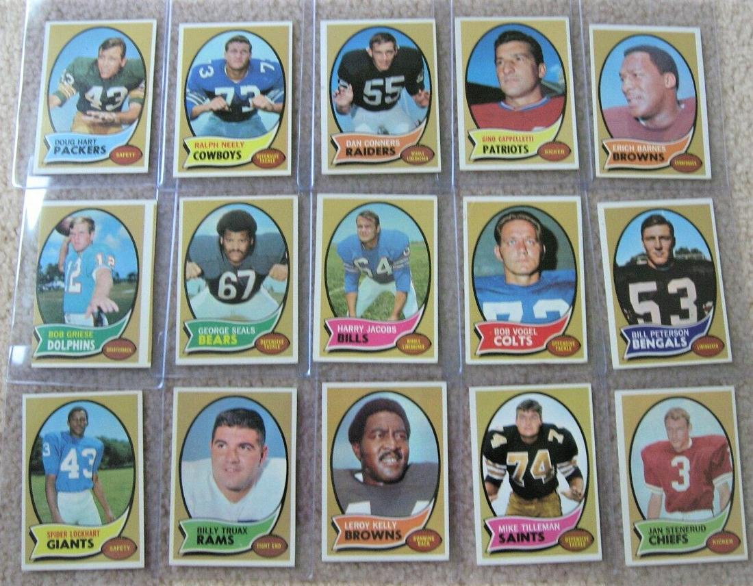 1970 Topps Football Lot of 15 different cards: #02 Doug Hart #04 Ralph Neely #07 Gino Cappelletti #10 Bob Griese (HOF) #17 Spider Lockhart #20 Leroy Kelly (HOF) #25 Jan Stenerud (FIRST KICKER INDUCTED TO NFL HOF)