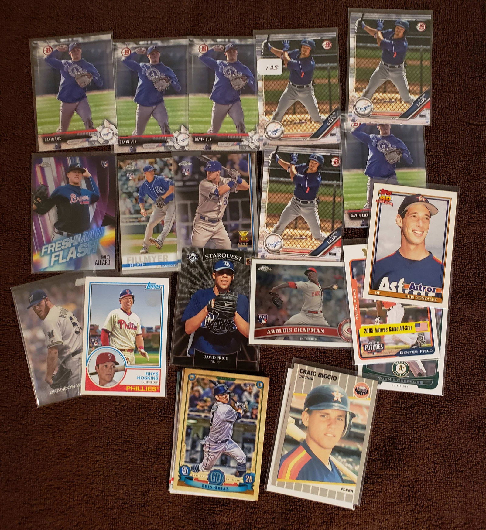 LOT OF 25 ROOKIE BASEBBALL CARDS: GAVIN LUX, KOLBY ALLARD FRESHMAN FLASH, RHYS HOSKINS ROOKIE INSERT, DAVID PRICE. ARDOLIS CHAPMAN