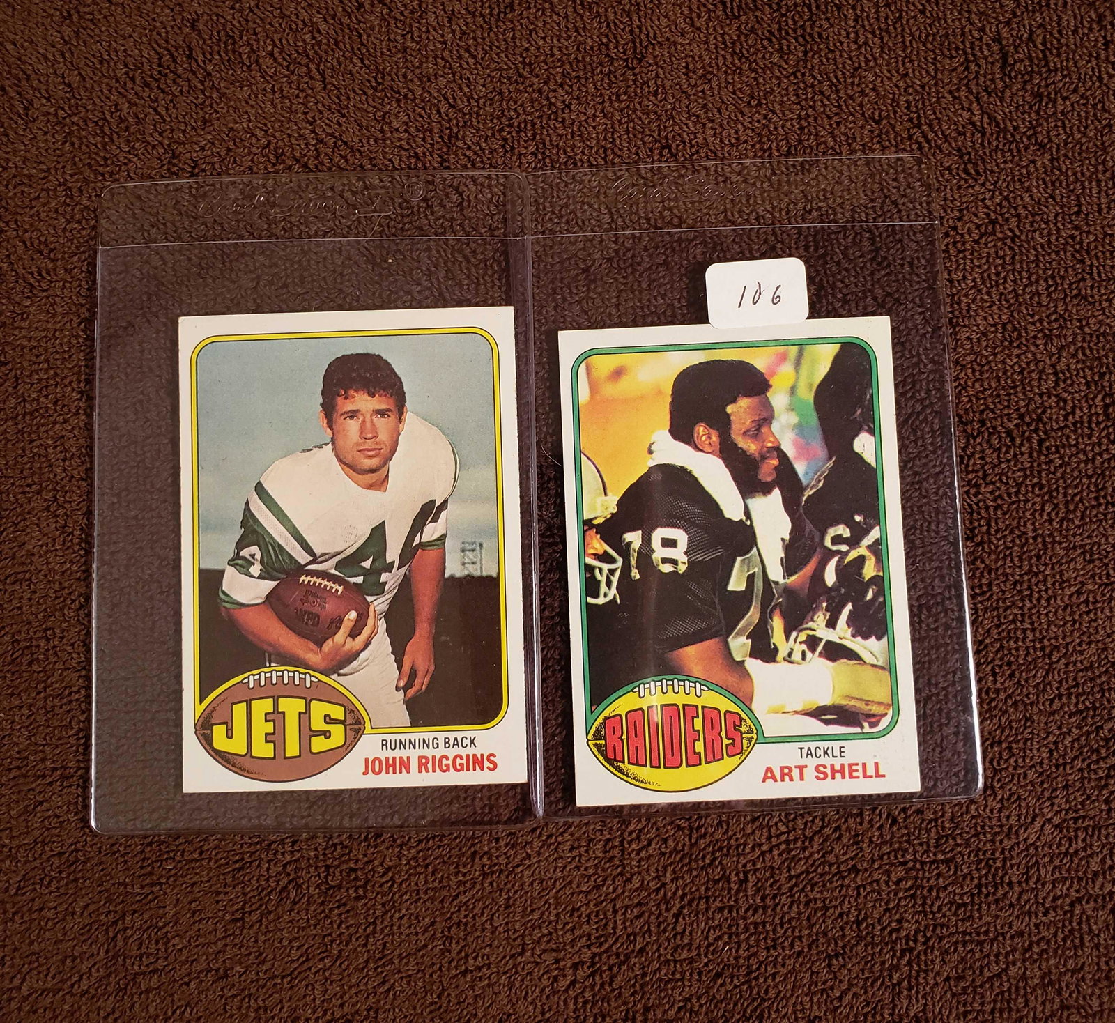 1976 TOPPS FOOTBALL HALL OF FAMERS LOT: 1976 TOPPS ART SHELL OAKLAND RAIDERS, 1976 TOPPS JOHN RIGGINS NY JETS HOFERS