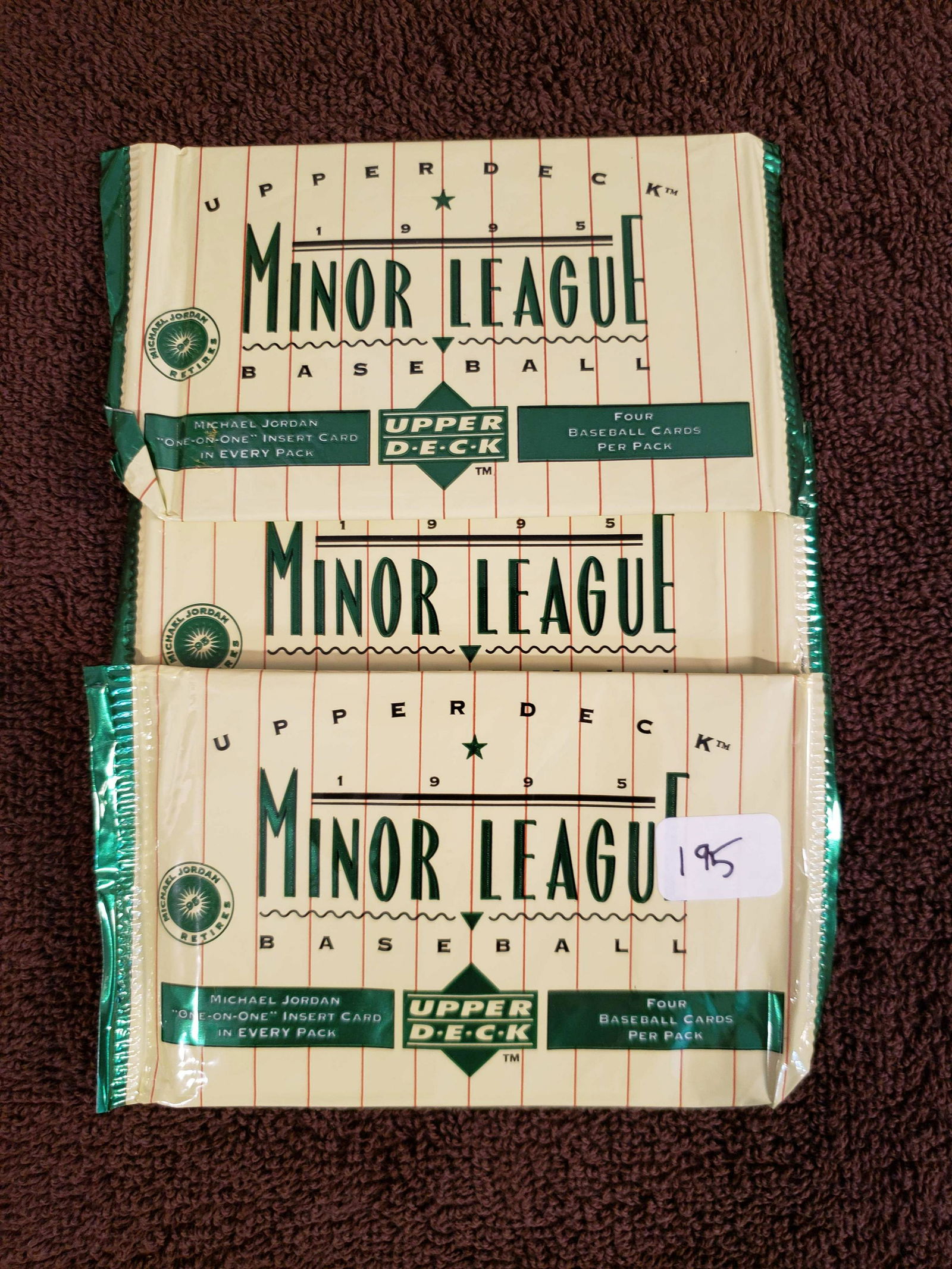 1995 UPPER DECK MINOR LEAGUE BASEBALL WITH MICHAEL: MICHAEL JORDAN 1 ON 1 BASEBALL INSERT/SUB-SET CARD IN EVERY PACK