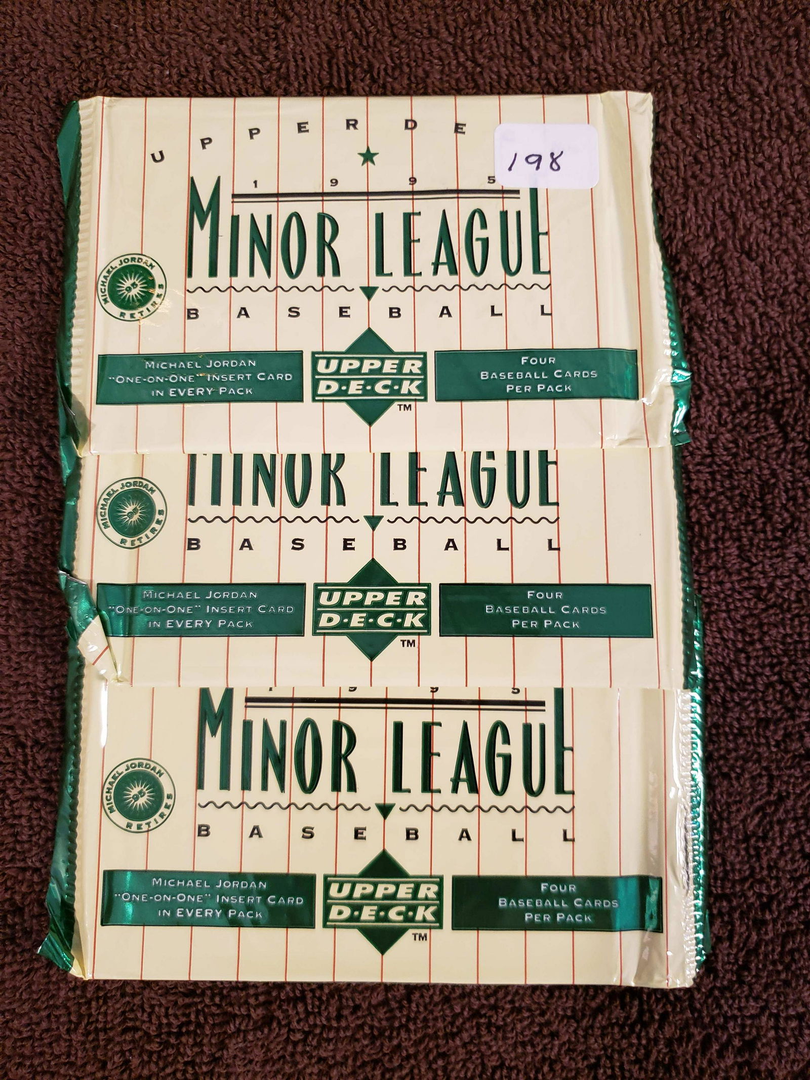 1995 UPPER DECK MINOR LEAGUE BASEBALL WITH MICHAEL: MICHAEL JORDAN 1 ON 1 BASEBALL INSERT/SUB-SET CARD IN EVERY PACK