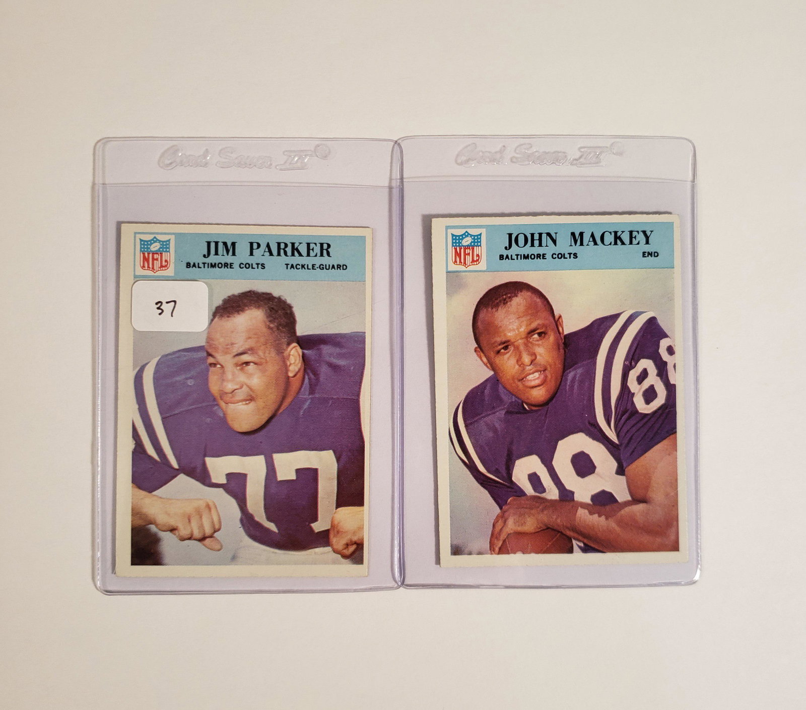 LOT OF 2 VINTAGE BALTIMORE COLTS FOOTBALL CARDS: 1966 Philadelphia #18 JOHN MACKEY, #23 JIM PARKER HOFERS