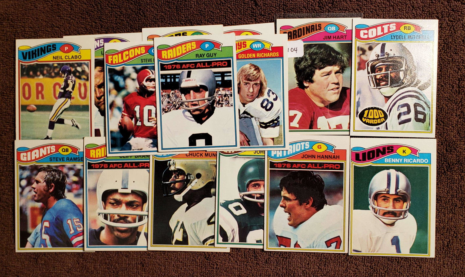 1977 TOPPS FOOTBALL CARDS W/ STARS HOFERS: JIM HART, MIKE ADAMLE, CLIFF BRANCH, JOHN HANNAH SOLID MID-GRADE AND UP LOT OF 15 DIFFERENT CARDS
