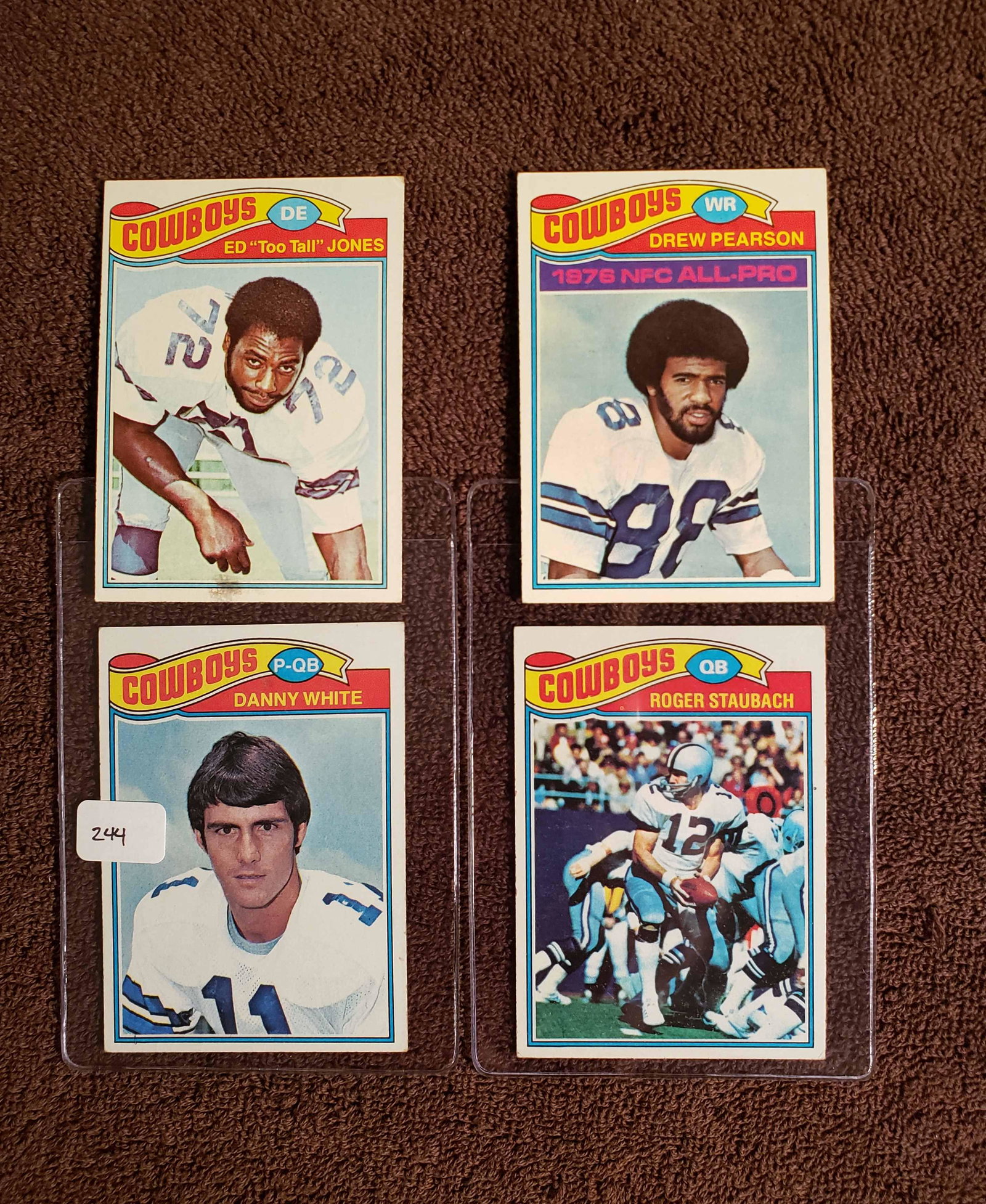 1977 TOPPS FOOTBALL DALLAS COWBOYS LOT: ROGER STAUBACH (WAX ON REVERSE), DREW PEARSON, ED TOO TALL JONES, DANNY WHITE