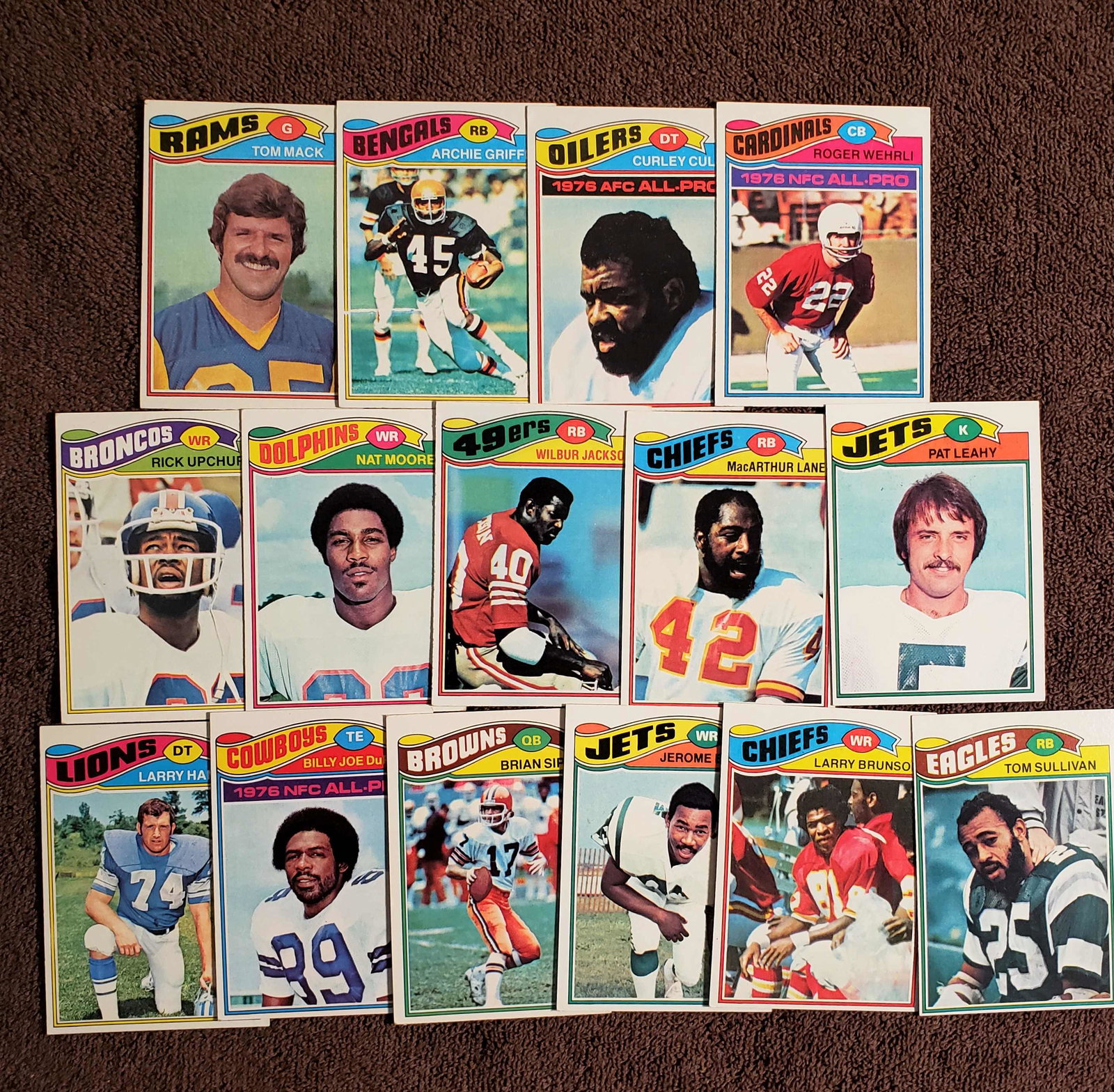 1977 TOPPS FOOTBALL CARDS WITH STARS AND HALL OF FAMERS: LOT OF 15 DIFFERENT CARDS VGEX-EX+ WITH TOM MACK HOF, ARCHIE GRIFFIN, CURLY CULP HOF, ROGER WEHRLI HOF