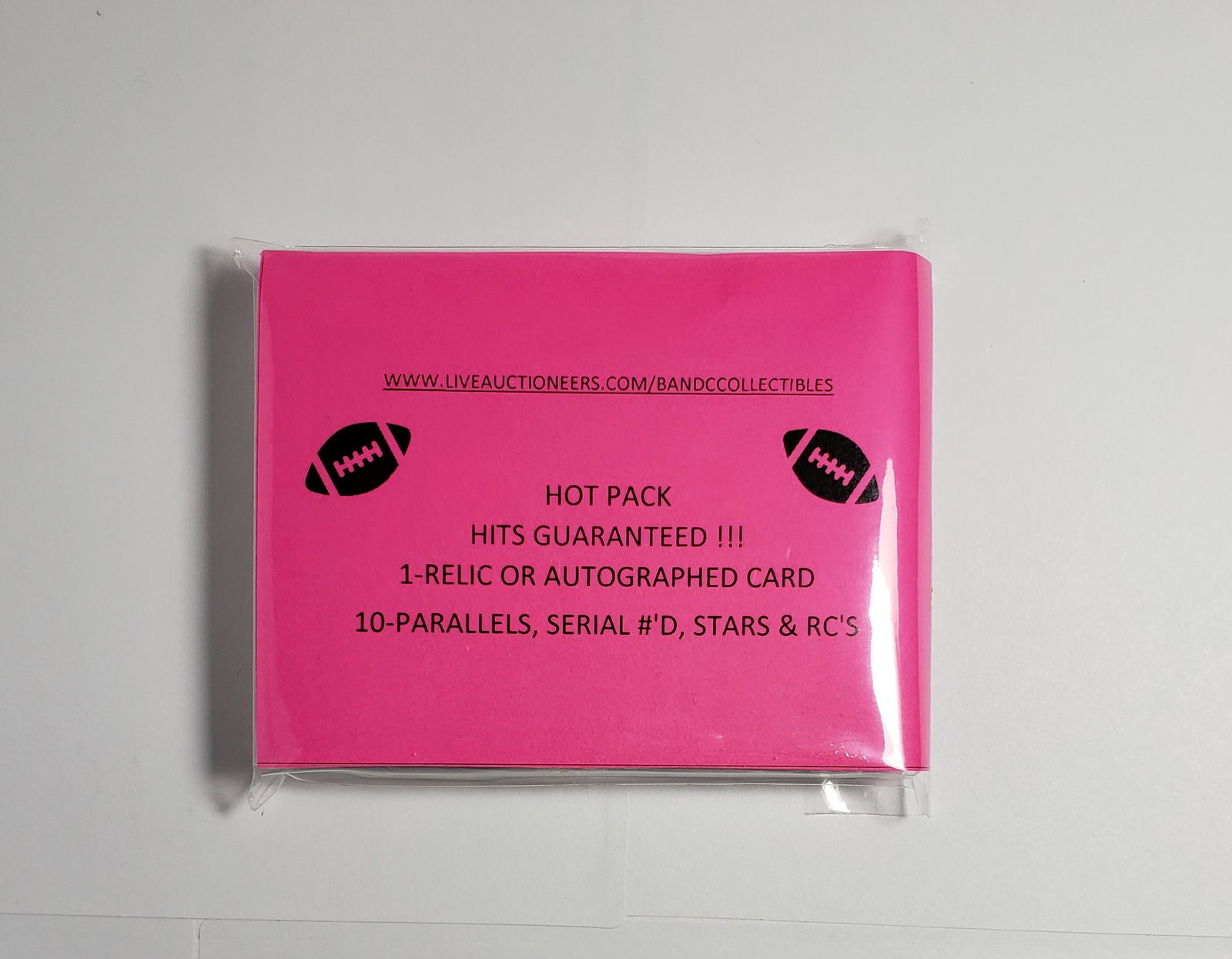 FOOTBALL HOT PACK: Starter Deck: 50-card deck, 5 foil parallels and 2 punch-out game play cards. Also includes 1 rulebook and 1 play mat.