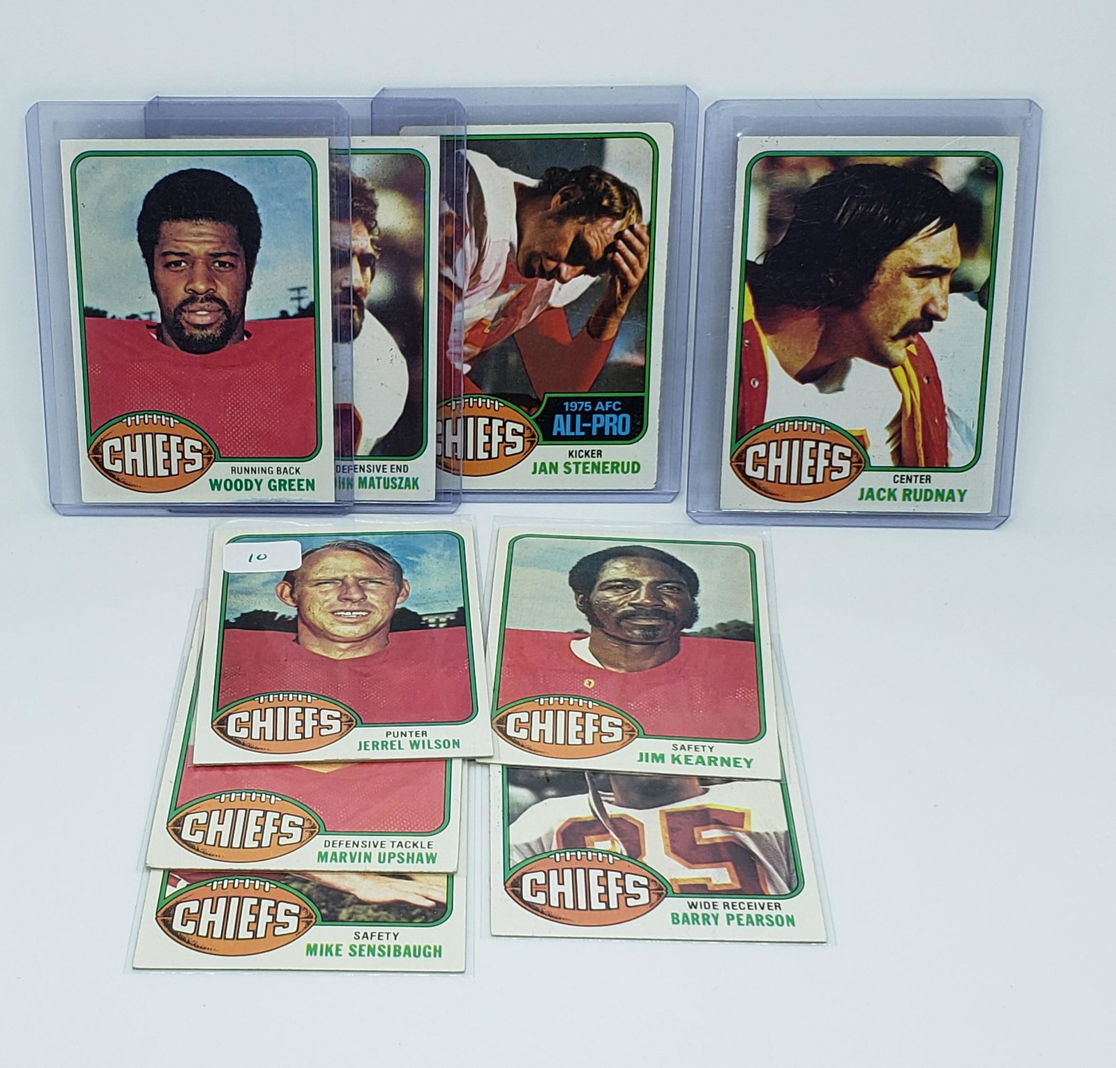1976 TOPPS FOOTBALL KANSAS CITY CHIEFS LOT: 9 VINTAGE CHIEFS CARDS WITH HALL OF FAMER JAN STENERUD, JACK RUDNAY AND JOHN MATUSZAK