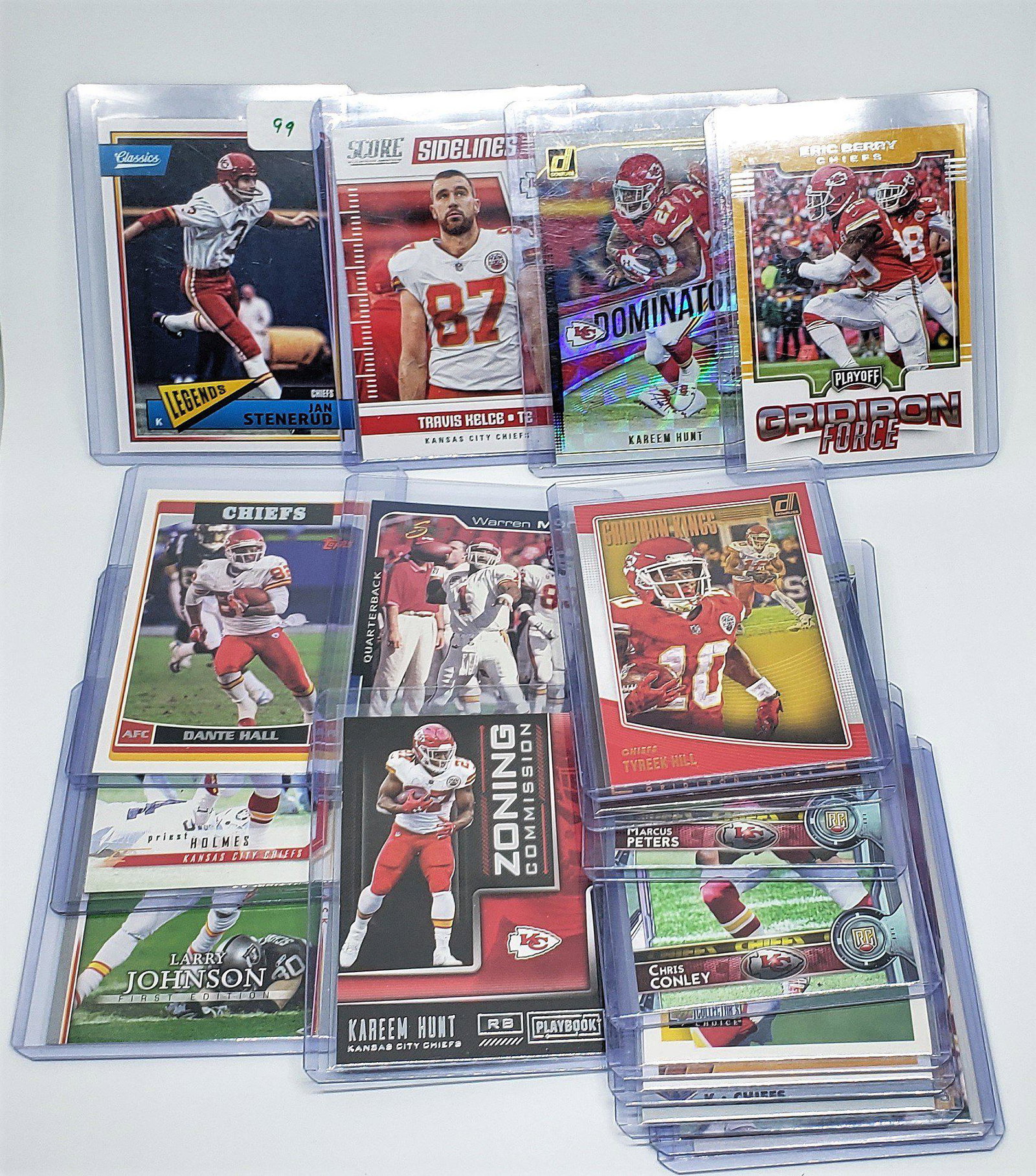 LOT OF 18 KANSAS CHIEFS FOOTBALL CARDS: TRAVIS KELCE, TYREEK HILL, WARREN MOON