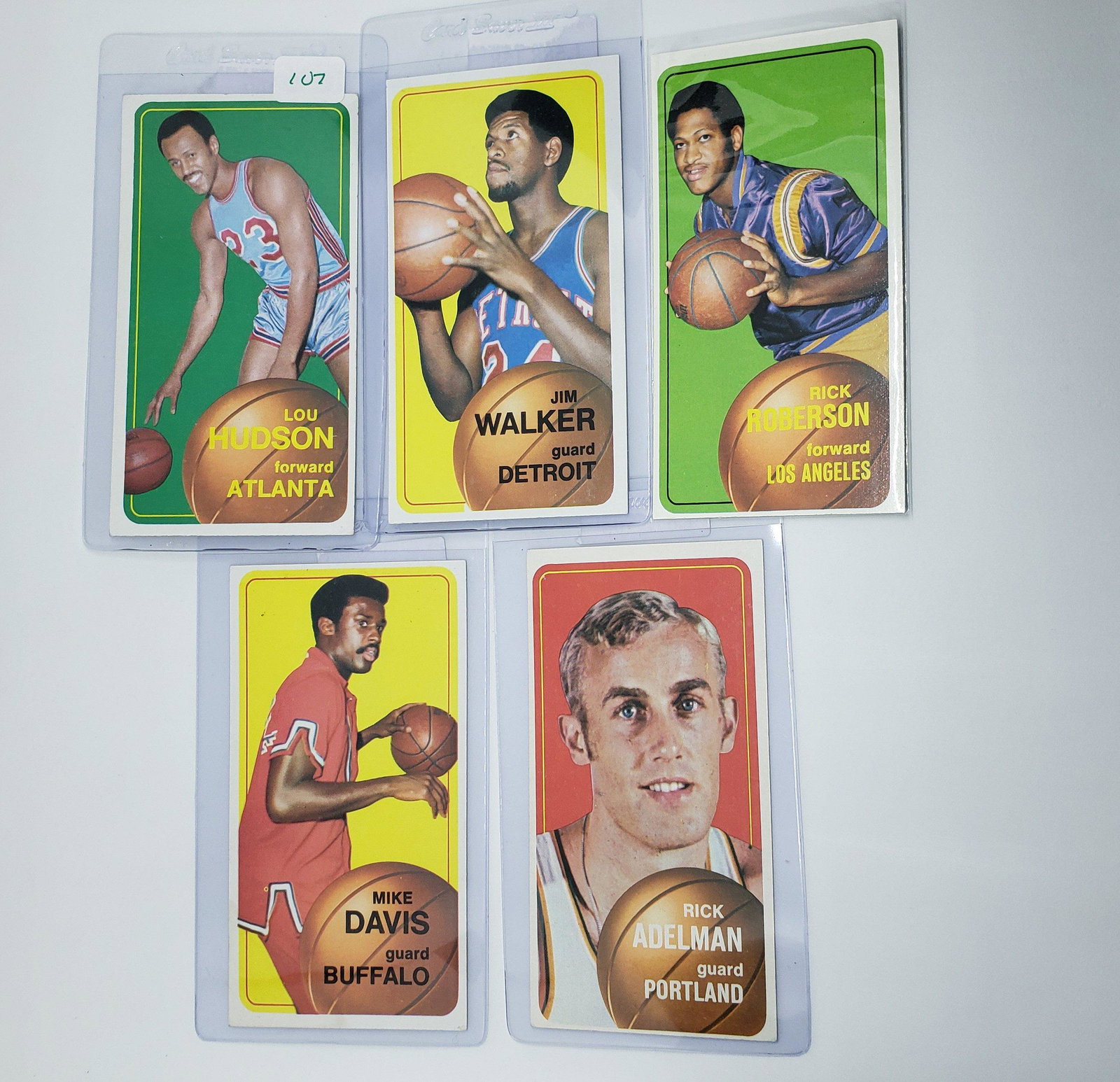 LOT OF 5 1970 TOPPS BASKETBALL CARDS: LOU HUDSON HAWKS AND RICK ADELMAN PORTLAND