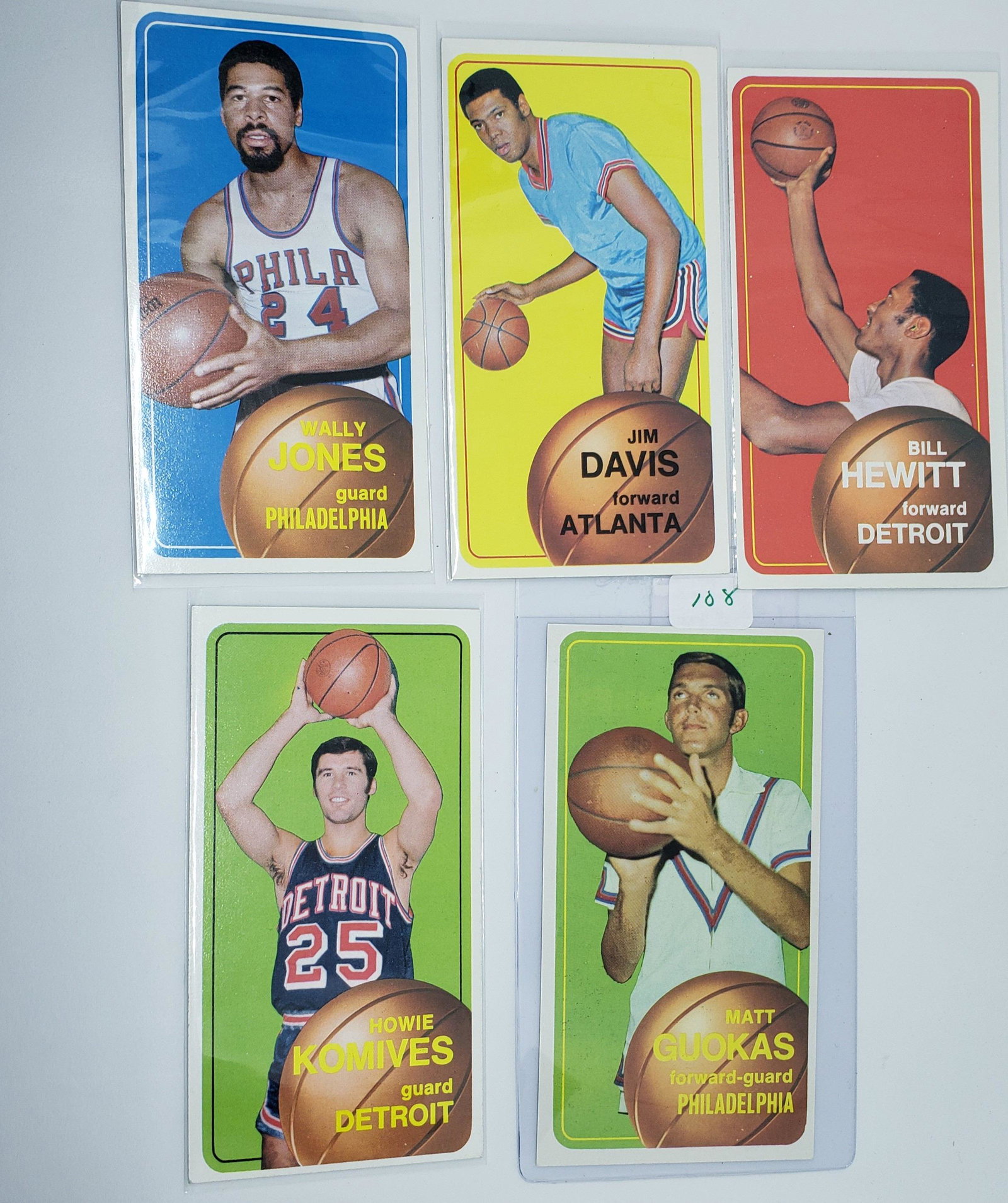 LOT OF 5 1970 TOPPS BASKETBALL CARDS: WALLY JONES 76ERS AND MATT GUOKAS