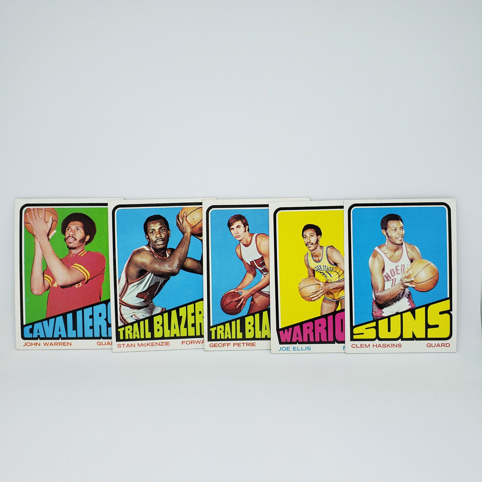 1972-73 TOPPS BASKETBALL CARDS EXMT CONDITION: LOT OF 5 VINTAGE BASKETBALL CARDS WITH JOHN WARREN CAVALIERS, CLEM HASKINS SUNS