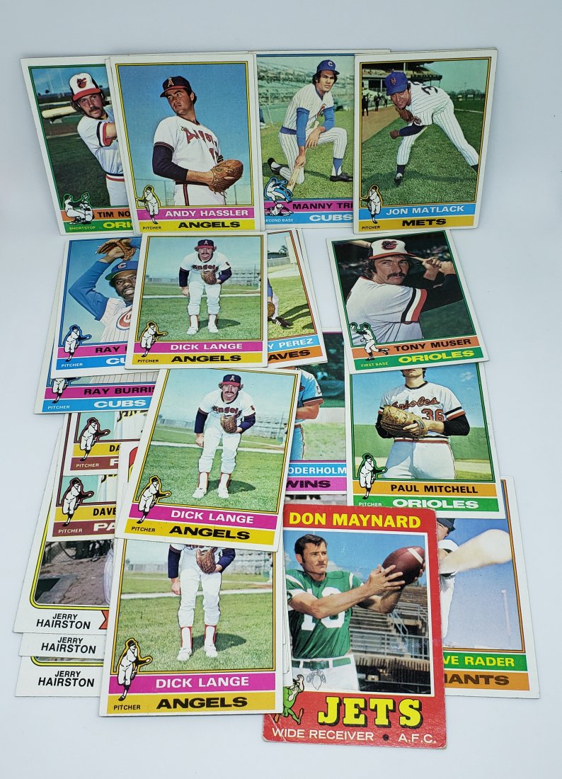 Lot of 30 vintage baseball cards: 30 1970's Topps Baseball Cards ex cond. with 1972 FB Don Maynard lower grade with wear.