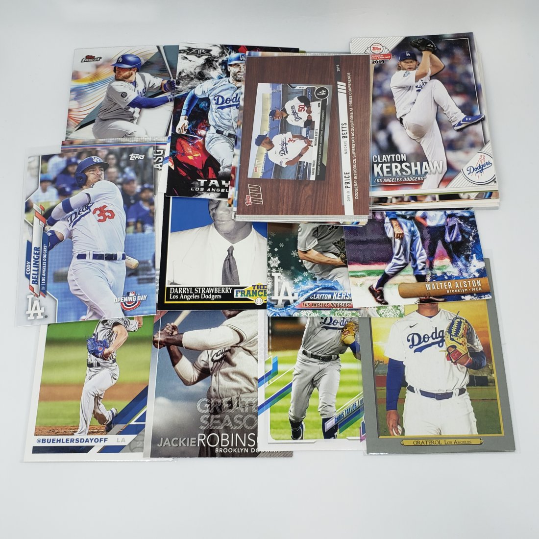 Lot of 30 Los Angeles Dodgers cards: Mookie betts Clayton Kershaw Jack Petersen Cody balangir
