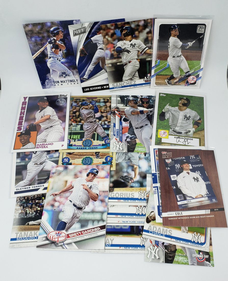 Lot of 30 New York Yankees baseball cards (1 of 1)