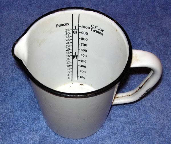 VINTAGE BLACK & WHITE ENAMEL 1 QT. MEASURING CUP