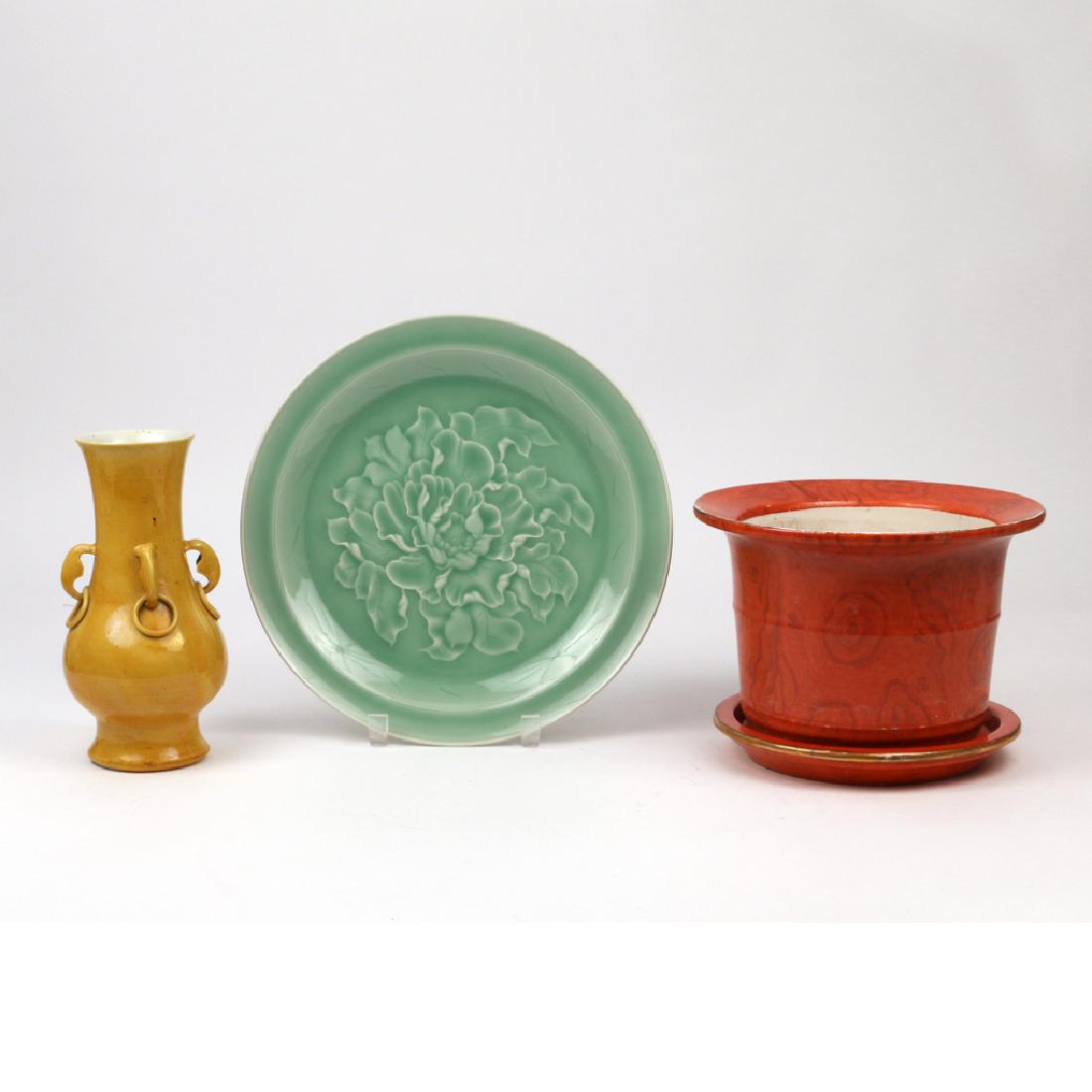 (4pc) MISC. CHINESE PORCELAIN: including a faux-bois jardiniere and underplate, early 20th Century, with Qianlong marks; a yellow-glazed vase with ring handles mounted as a lamp, h. 12-1/2 in. (over fixture); and a Longquan-style c