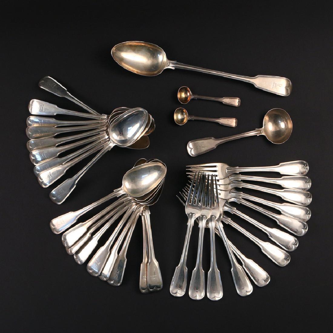 (34pc) GEORGIAN FIDDLE THREAD" SILVER FLATWARE": C. 1820-21, all w/same maker and date, incl: 18 table spoons, 12 dinner forks, stuffing spoon, 7 in ladle and 2-condiment spoons, tot wgt. 95 toz., maker: Wm. Eley & Wm. Fearn Provenance: Estate of th