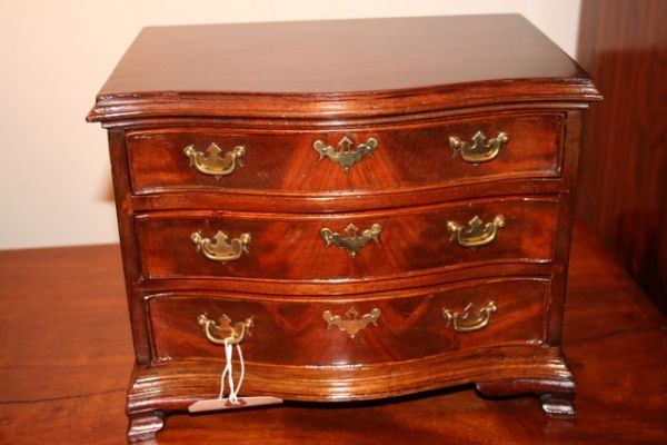 GEO 111-STYLE MINIATURE MAHOG SERPENTINE CHEST OF