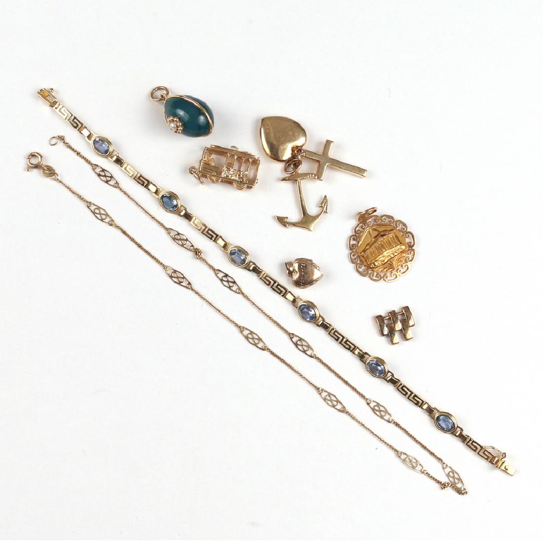 (10pc) MISC. GOLD JEWELRY & CHARMS: Including a 14k greek-key patterned link bracelet with six aquamarines (l. 7-3/4 in, 6.3g), a 14k chain and link necklace (l. 14 in., 2.6g), plus 7 gold charms; an articulating cable car, a heart, a p