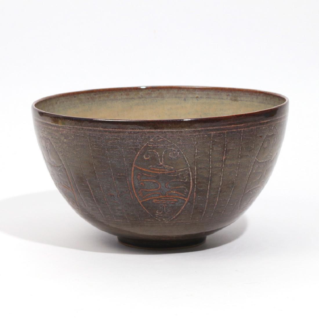 EARLY EDWIN & MARY SCHEIER POTTERY BOWL: c. 1950s-60s, brown glaze with incised humanistic reserves between vertical bands, incised 'Scheier' on base h. 5-1/4 d. 9-1/2 in.