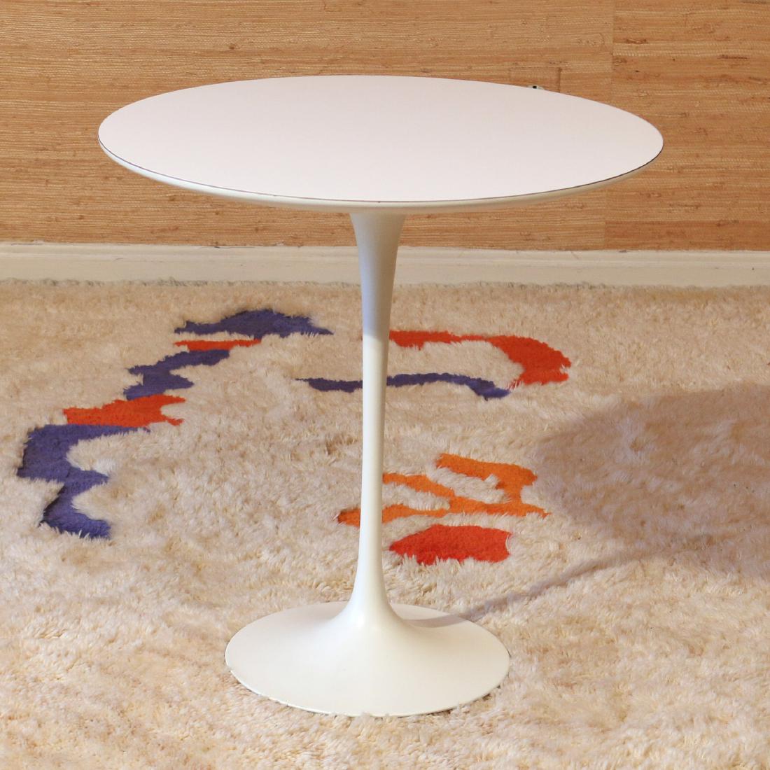SAARINEN FOR KNOLL TULIP SIDE TABLE: with round white laminate top, Knoll International label h. 20.5 w. 20 in. Condition: excellent
