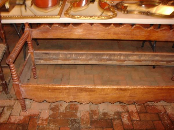 19TH C. AMER. SPOOL TURNED DAY BED W/SCA: 19TH C. AMER. SPOOL TURNED DAY BED W/SCALLOPED BACKREST AND APRON, L. 70", H. 29", D. 22", DMGD. ON REAR SPOOL TURNED LEG, NICE OLD FINISH;