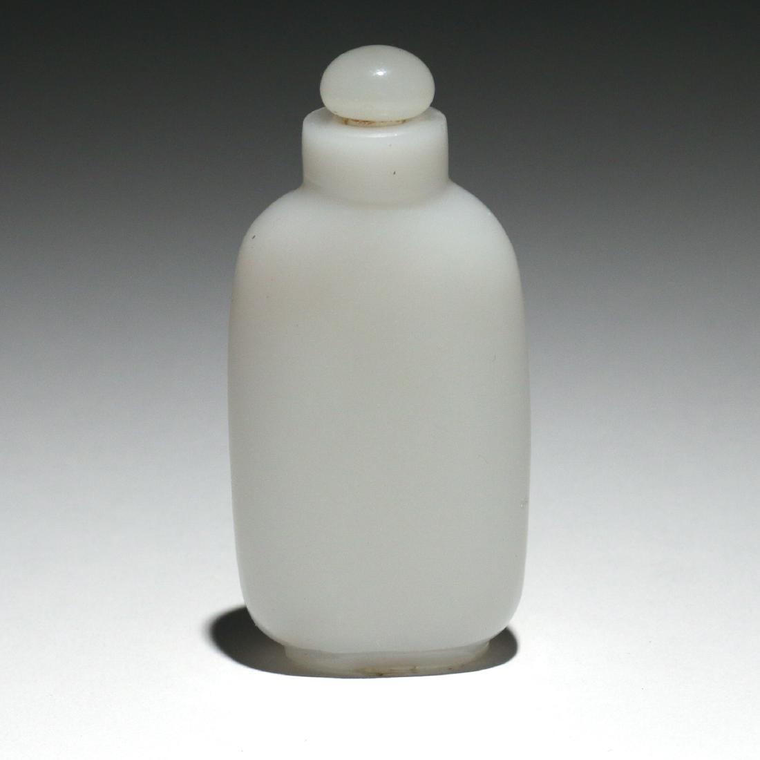 CHINESE WHITE HARDSTONE SNUFF BOTTLE (1 of 4)