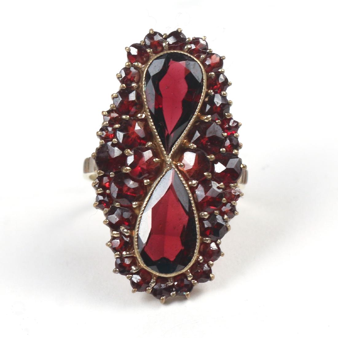 VINTAGE LADIES GARNET & GOLD RING (1 of 2)