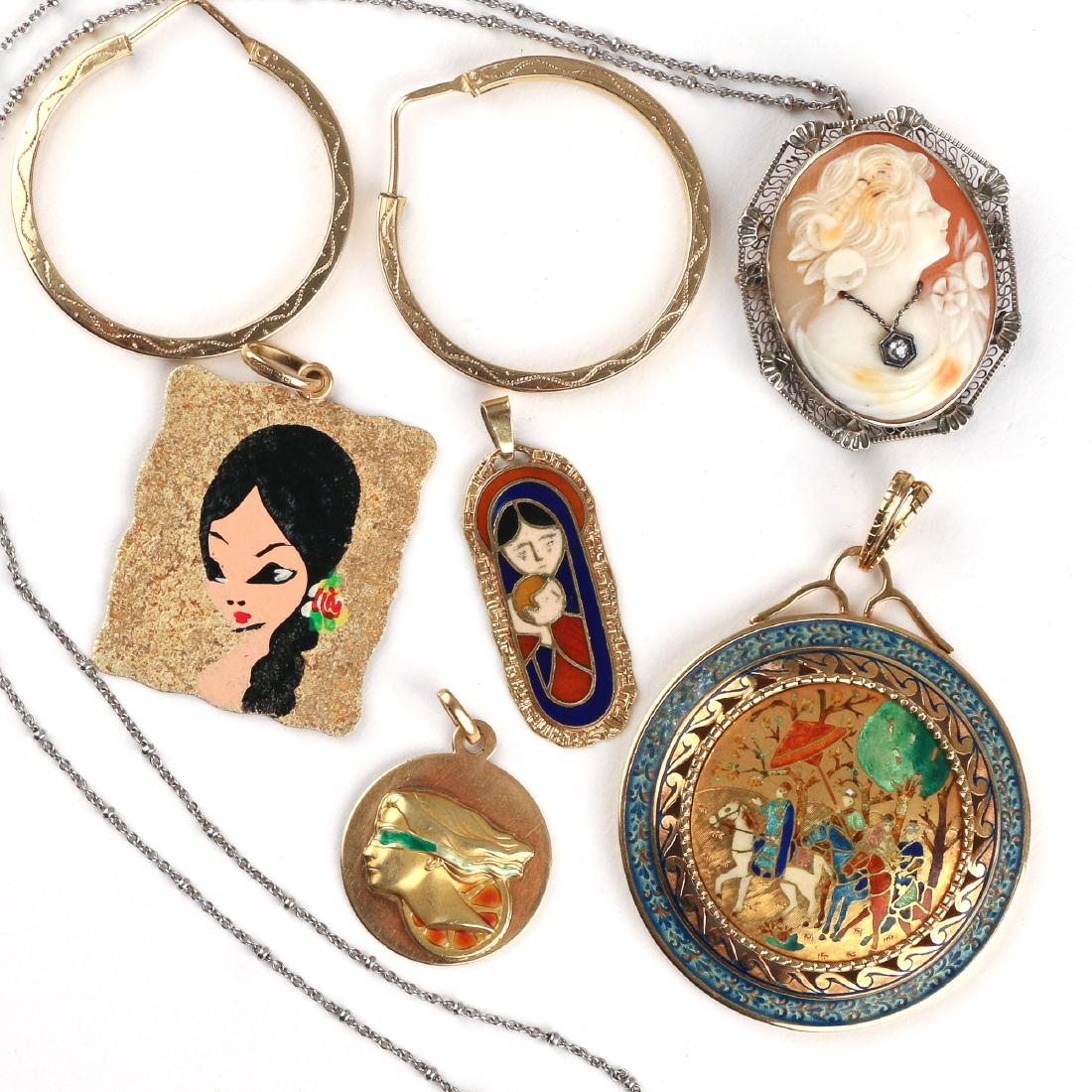 (7pc) GOLD PENDANTS & OTHER JEWELRY: Including a cloisonne enamel decorated 18k gold pendant showing a scene of figures on horseback (dia. 1-3/4 in., 15.1g) marked "BREV / 750" and with indistinguishable Italian maker's mark; a Fabor Lav
