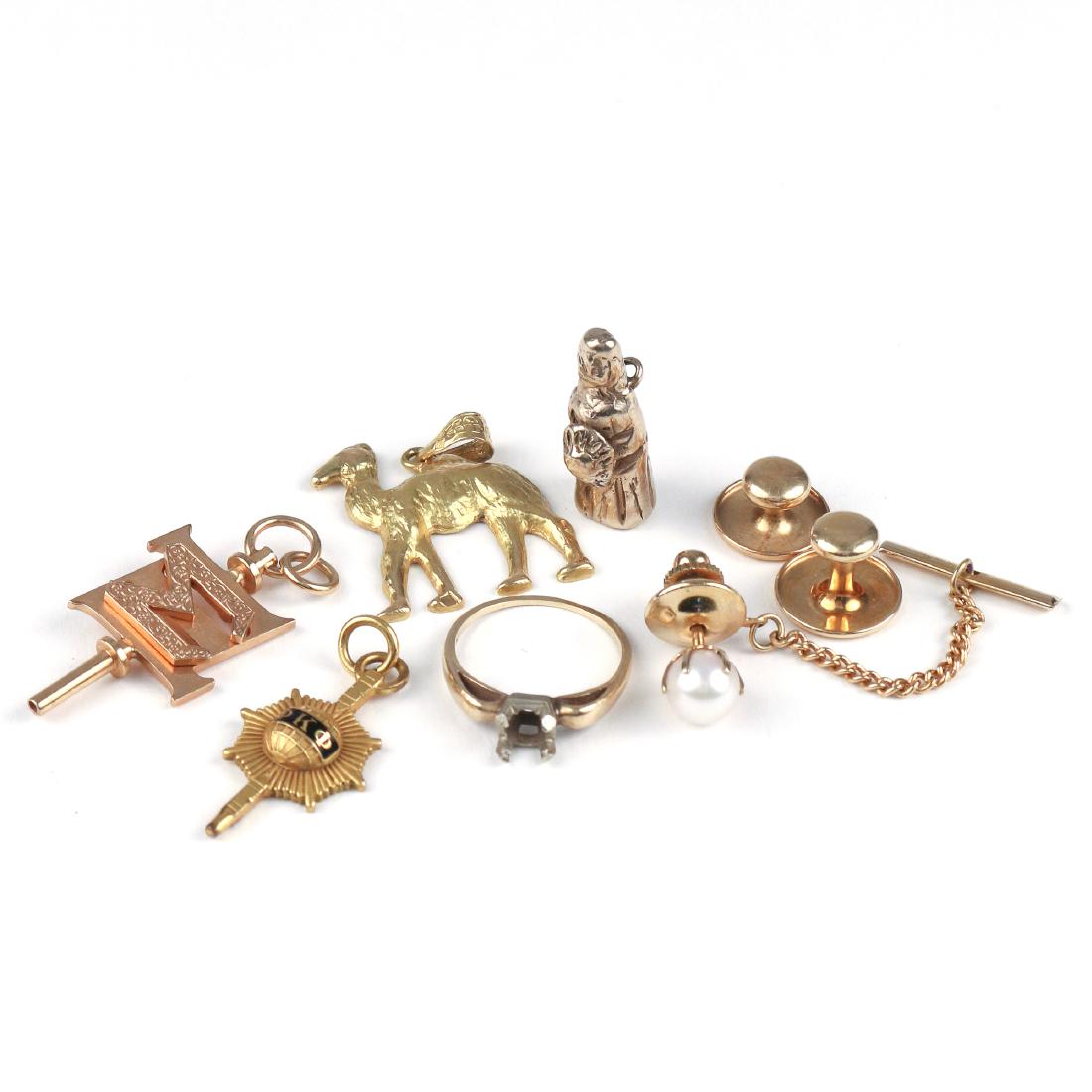 (9pc) COLLECTION GOLD & GOLD PLATED FINDINGS: Including a (tested to) 18k gold charm of a human figure holding a hat (7/8 in., 12.2g) no fineness marking engraved initials, 2 Krementz 14k gold buttons (2.1g), a 14k gold band with stone missing (2