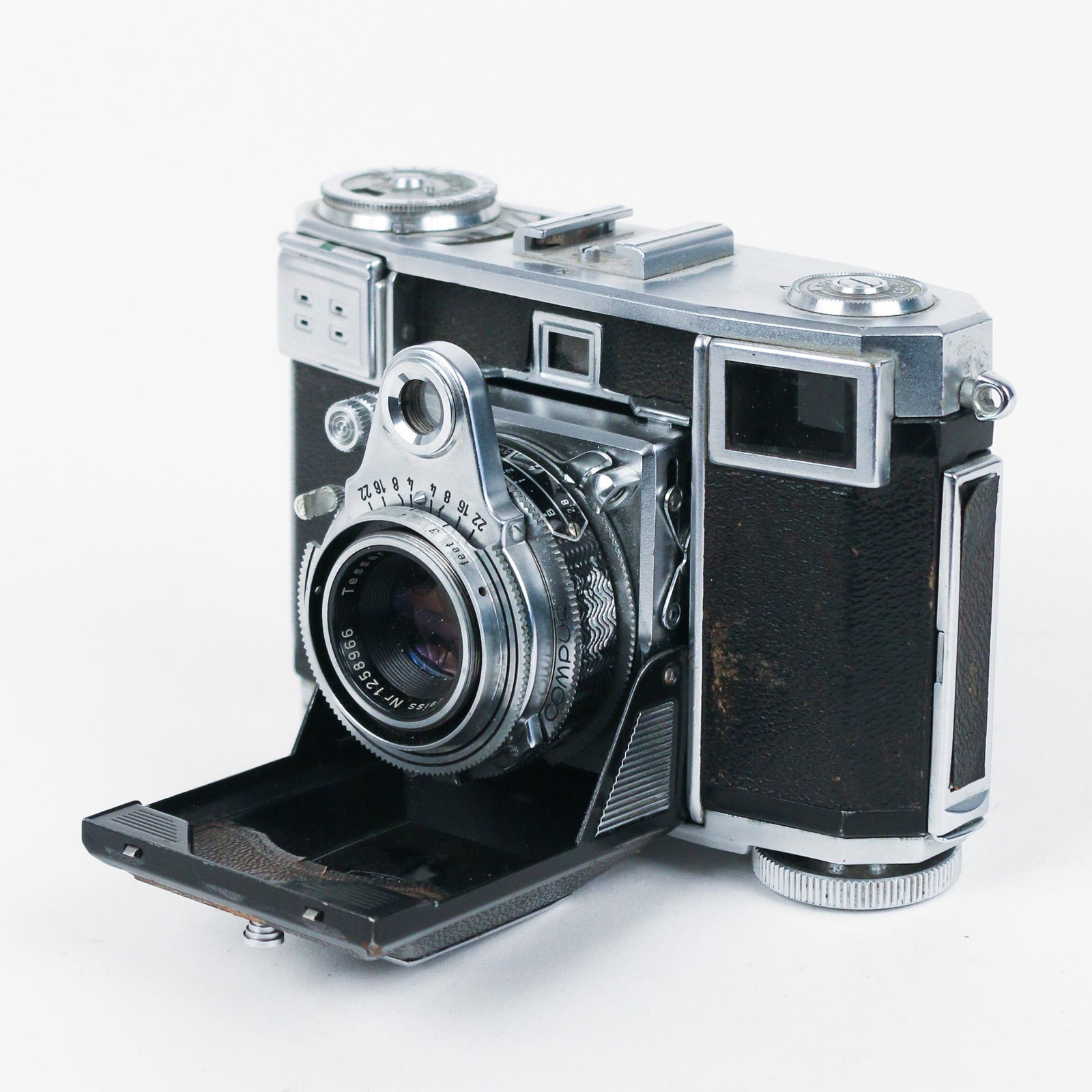 ZEISS IKON CONTESSA CAMERA, B68921: a Zeiss Ikon Contessa camera, No. B68921; with a "SYNCHRO COMPUR" lens mount and a Carl Zeiss Tessar 1:28 45mm lens, Nr. 1258966 h. 3-1/4 w. 4-3/4 d. 3-3/4 in. (open)