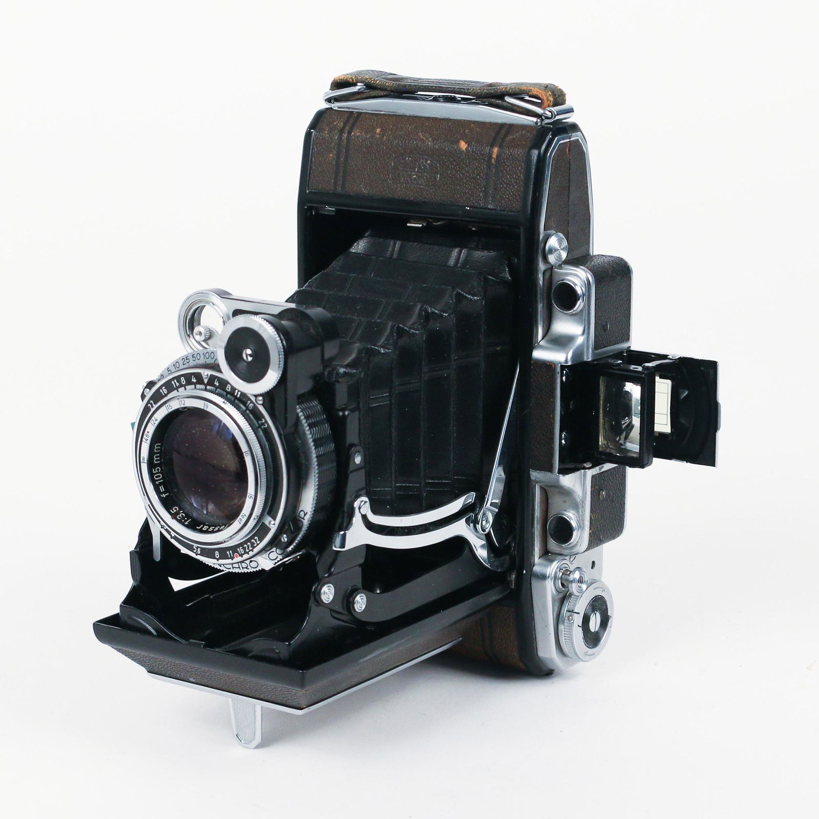 ZEISS IKON SYNCHRO COMPUR CAMERA: Zeiss Ikon "SYNCHRO COMPUR" camera, No. 8554180; with a Carl Zeiss Tessar 1:3,5 105mm lens, No. 843809 h. 4 w. 6-1/2 d. 5-1/8 in. (open) Clic