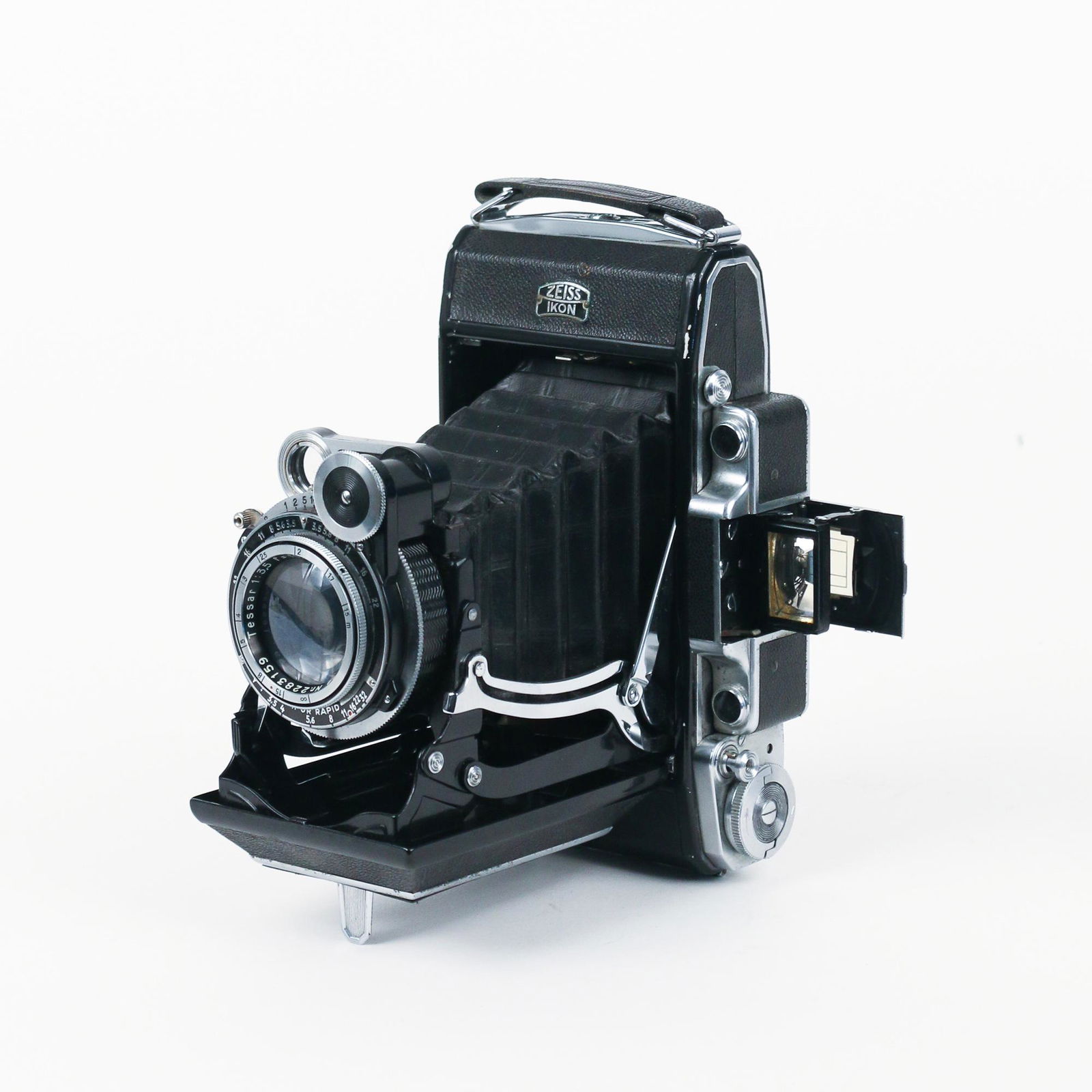 ZEISS SUPER IKONTA COMPUR RAPID FILM CAMERA, 531/2: a Zeiss Ikon Compur Rapid camera, No. 4242257; with a Carl Zeiss Jena Tessar 1:3,5 10,5cm lens, Nr. 2283159 h. 6-1/2 w. 3-5/8 d. 5-1/8 in.