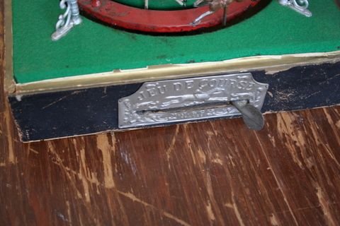 LATE 19/E. 20TH C. BOXED FRENCH RACEHORSE GAME - 2