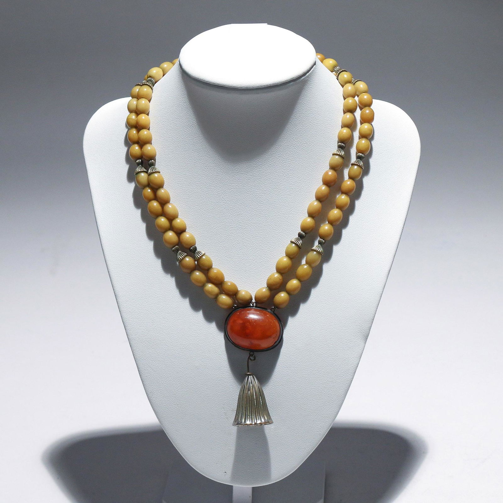 UNUSUAL AMBER BEAD NECKLACE (1 of 6)