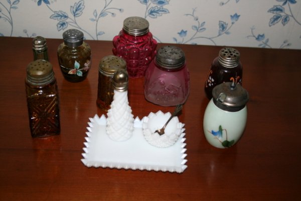 LOT: 11 VICTORIAN COLOURED GLASS SALT & PEPPER SHA