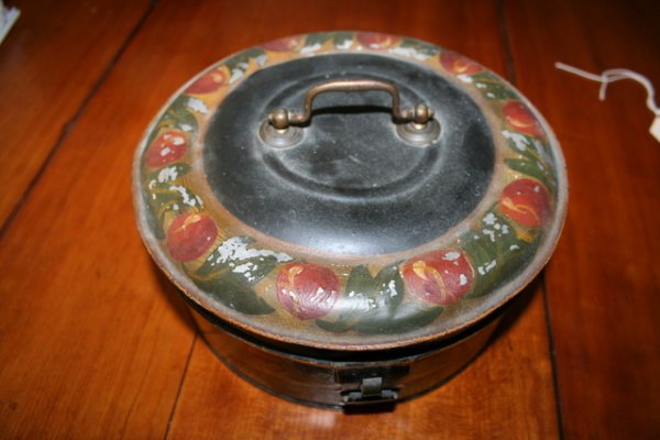TOLE PAINT DECORATED SPICE BOX, H.4", DIA. 9", MI