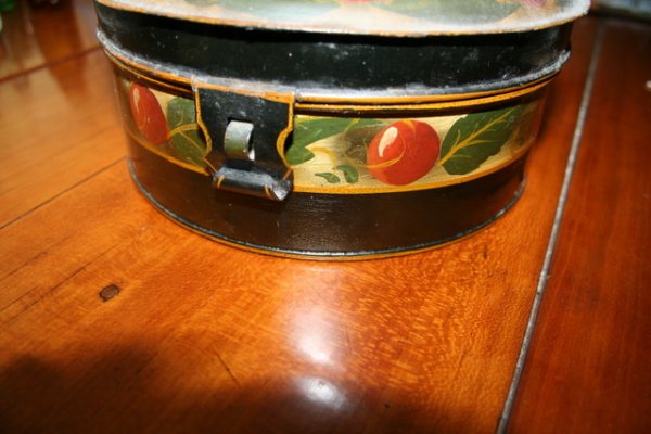TOLE PAINT DECORATED SPICE BOX, H.4", DIA. 9", MI - 2
