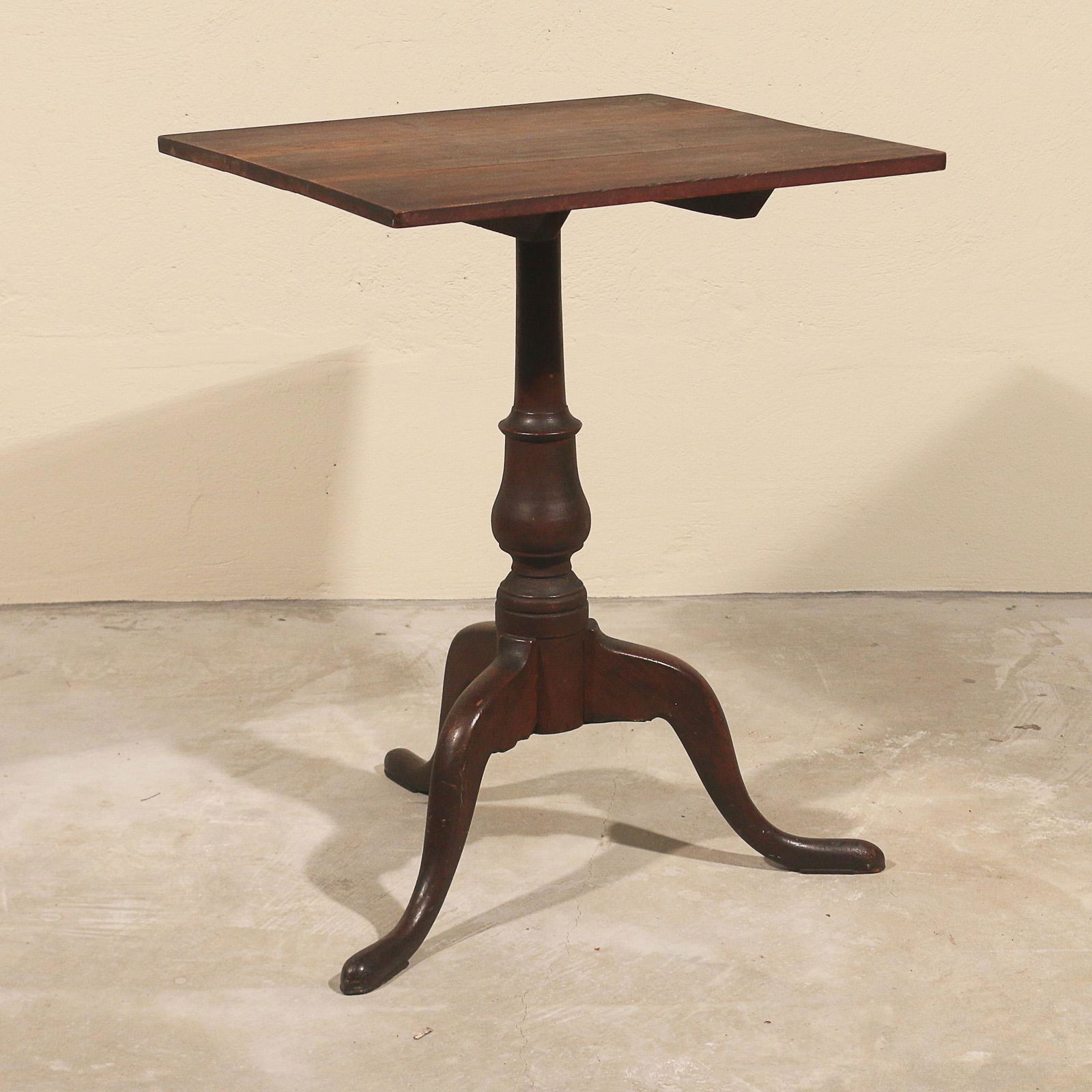 EARLY 19th CENTURY AMERICAN TILT TOP CANDLE STAND (1 of 6)