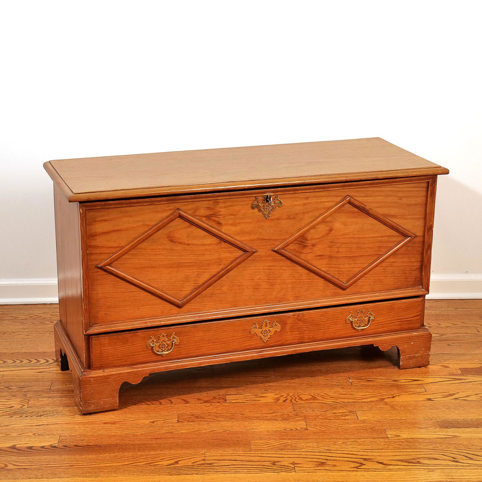 CHIPPENDALE PINE STORAGE CHEST (1 of 8)