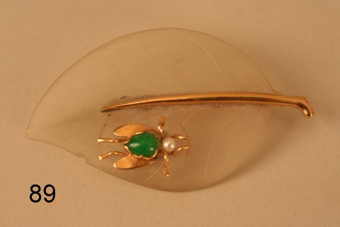 89) LADIES FOSTER GLASS & MOUNTED BEE LEAF FORM PIN: TESTED TO 14KYG, W/CHIP ON OUTER EDGE