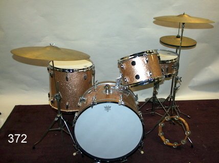 372)1968 ROUND BADGE GRETSCH PROGRESSIVE JAZZ DRUM SET: 5PCS. (20-12-14) WITH 14" MATCHING SNARE DRUM AND AN EXTRA 12" RACK TOM ALL IN ORIGINAL CHAMPAGNE SPARKLE. NEAR MINT CONDITION. INCLUDES 1960'S 14" K. ZILDJIAN HIGH HATS AND 18" SPLASH (CRACKED) W/ SI