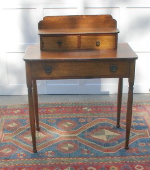375) E. 19TH C. AMERICAN COUNTRY DRESSING TABLE: W/SUPERSTRUCTURE, TOP W/NOTCHED CORNERS AND ORIGINAL PRESSED BRASS PULL, RND. TAPERING LEGS, D. 18", H. 32 1/2", L. 33", REAR LEG W/REPAIR AT JUNCTION OF LEG TO CARCASS