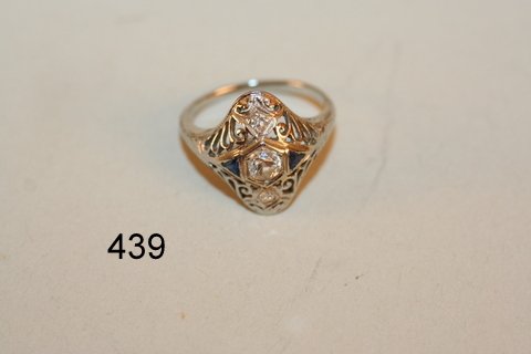 439) LADY'S COCKTAIL RING W/SM. DIAMONDS & SAPPHIRES: SIZE 5.5, CENTER W/FULL CUT RND BRILLIANT & 2-SM. SINGLE CUTS & 2-SM TRIANGULAR SAPPHIRES, NO FINENESS MKD.