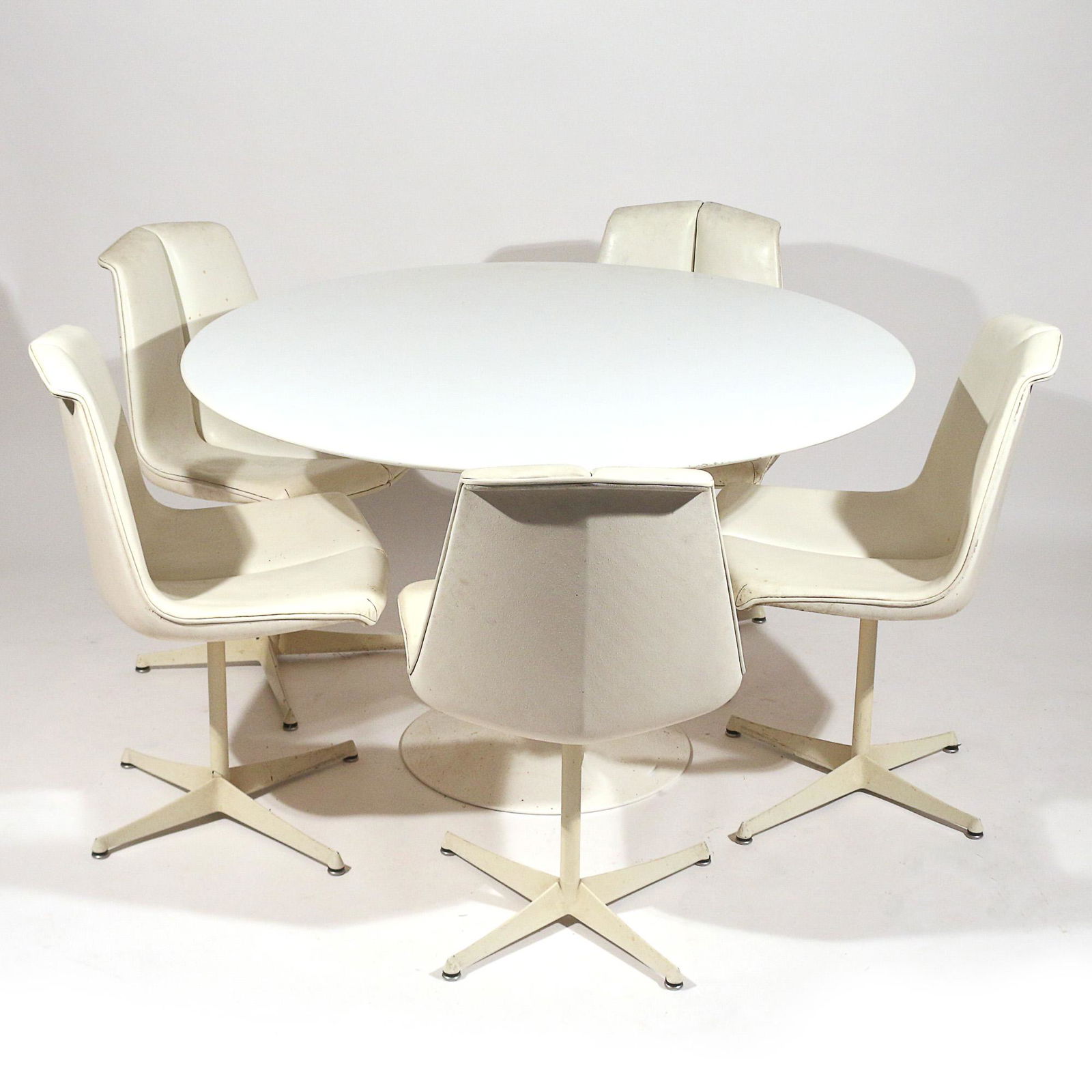 (6pc) KNOLL TABLE & RICHARD SCHULTZ CHAIRS: Comprising five dining chairs by Richard Schultz for Knoll with white upholstery and bases, with Knoll label on underside (h. 32 x 20 x 22 in.); plus a round white Eero Saarinen tulip dining table for