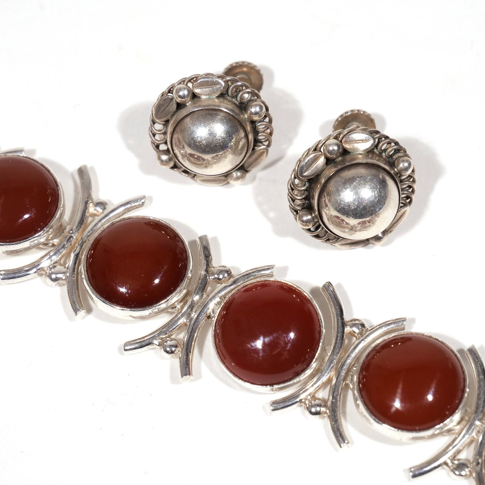 GEORG JENSEN SILVER EARRINGS & MEXICAN BRACELET: comprising a pair of Georg Jensen sterling silver earings with screw backs, plus a Mexican '925' sterling silver bracelet with carnelian cabochon links, l. 7-1/2 in. Jewelry