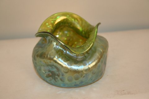 102) LOETZ-STYLE IRIDESCENT ART GLASS VASE
