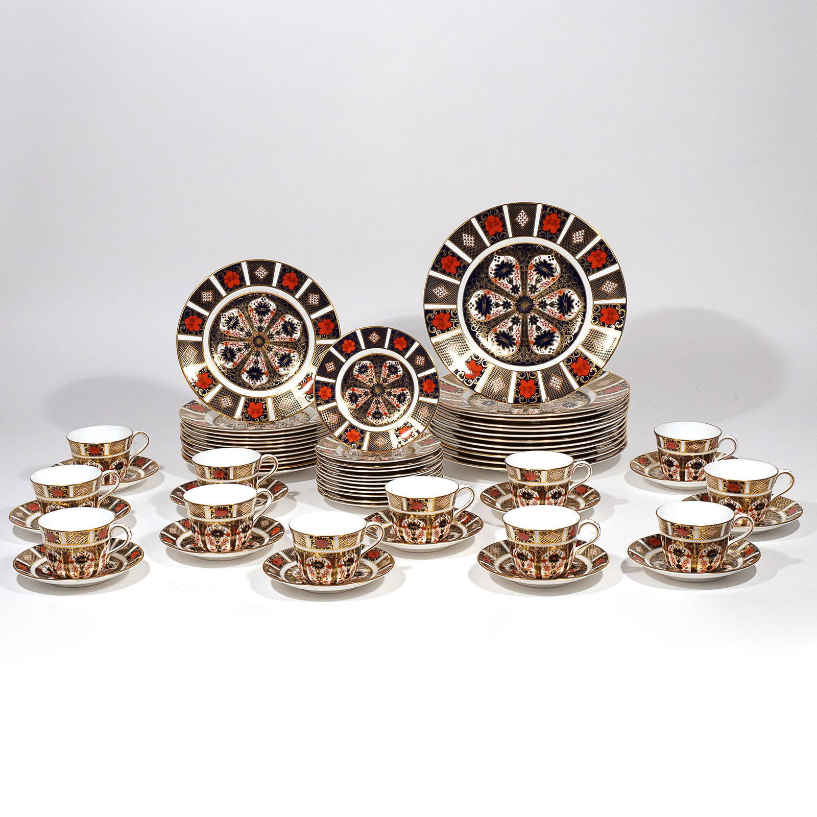 ROYAL CROWN DERBY "OLD IMARI" DINNER SERVICE (1 of 11)