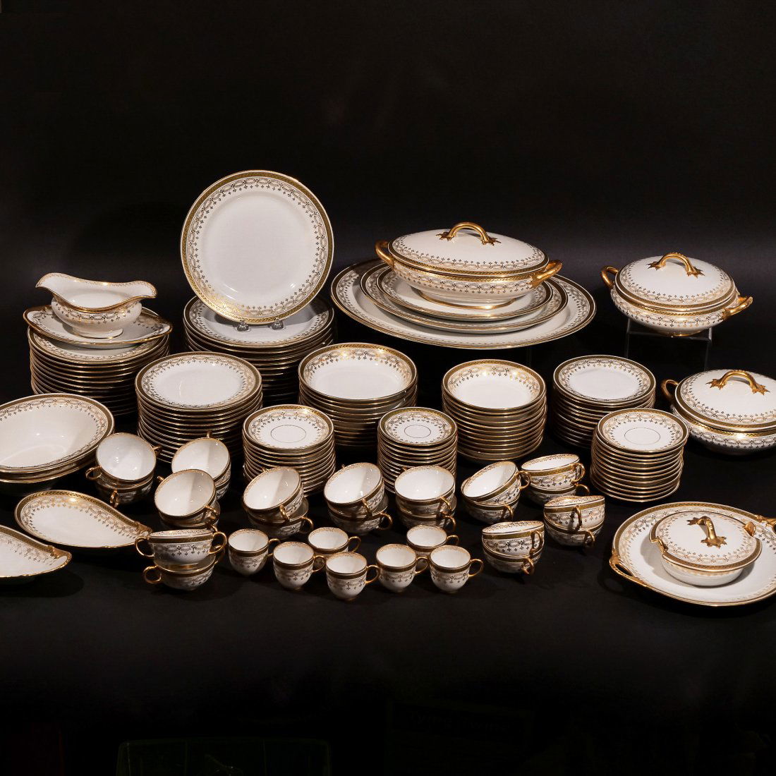 (151pc) SET LIMOGES CHINA SERVICE (1 of 6)